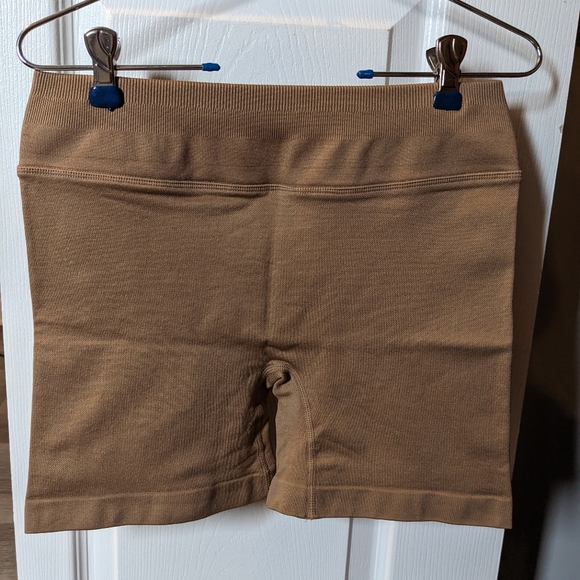 Seamless Crop Shop Boutique short - Picture 1 of 3